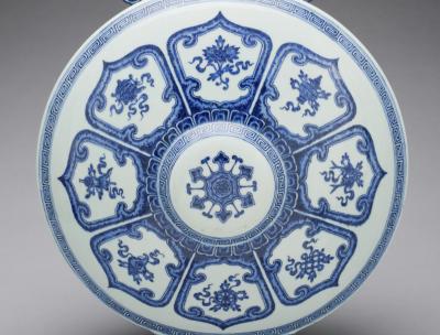 Recipiente de porcelana blanquiazul llamado “botella luna”